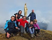 02 Alla Madonnina di vetta del Pizzo Baciamorti (2006 m) , incontro con amici!